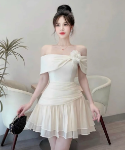 Đầm dự tiệc trễ vai dáng xòe kèm bông cài