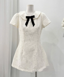 Váy ren cổ sen màu be đính nơ đen tay cộc dáng ngắn style tiểu thư